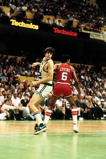 Oggi Kevin McHale, storico giocatore dei Boston Celtics compie 57 anni. Di seguito immagini che ripercorrono la sua carriera da giocatore e allenatore. Qui lo vediamo a inizio carriera nei Celtics, nel 1980